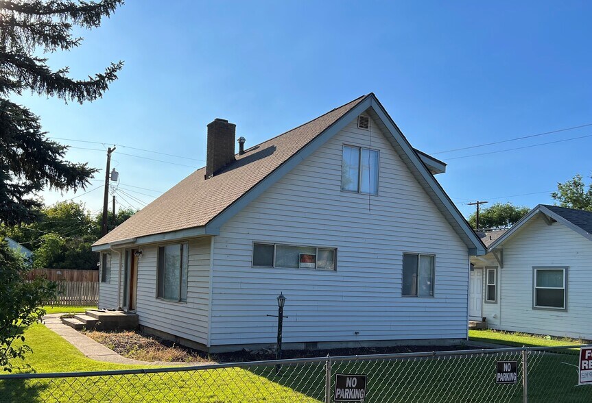 Front Yard - 317 N Elliott St