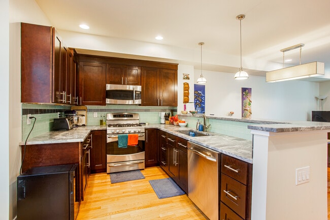 Building Photo - 309 Montrose St