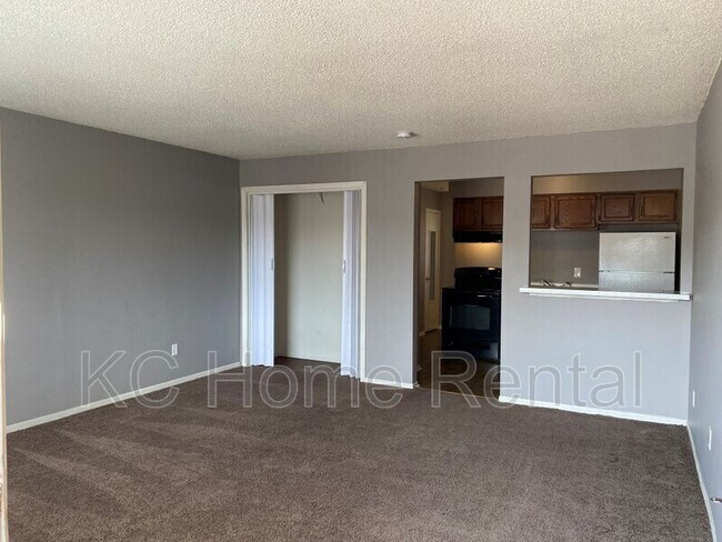 Building Photo - 561 N Somerset Terrace