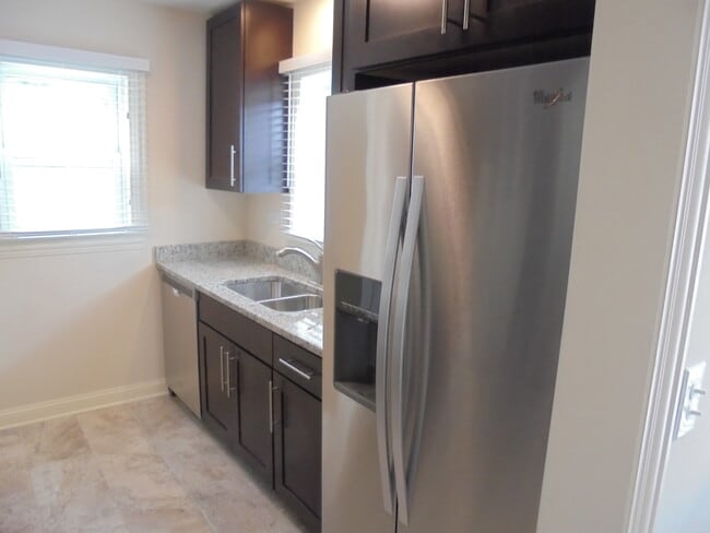 Building Photo - 408 W Sunset Rd