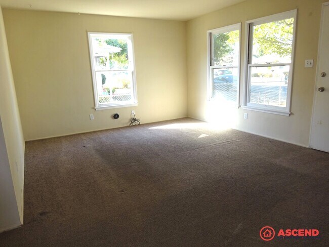 Building Photo - Cute 3 Bedroom Home!