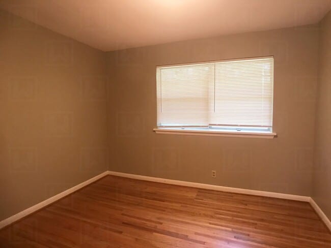 Building Photo - Comfortable 3 Bedroom/1 Bath Home in Fores...