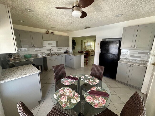 Building Photo - DIRECT GULF ACCESS 2/2 FOR RENT
