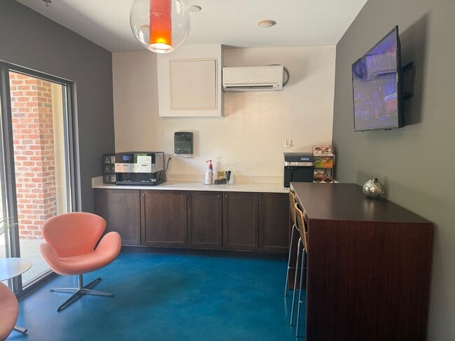 Building Photo - Furnished 2 Bedroom in Winstead Commons! Convenient to Lawndale Dr, Battleground Ave, and More!