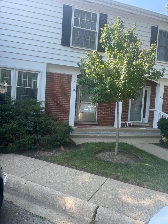Primary Photo - 1703 Colonial Ln