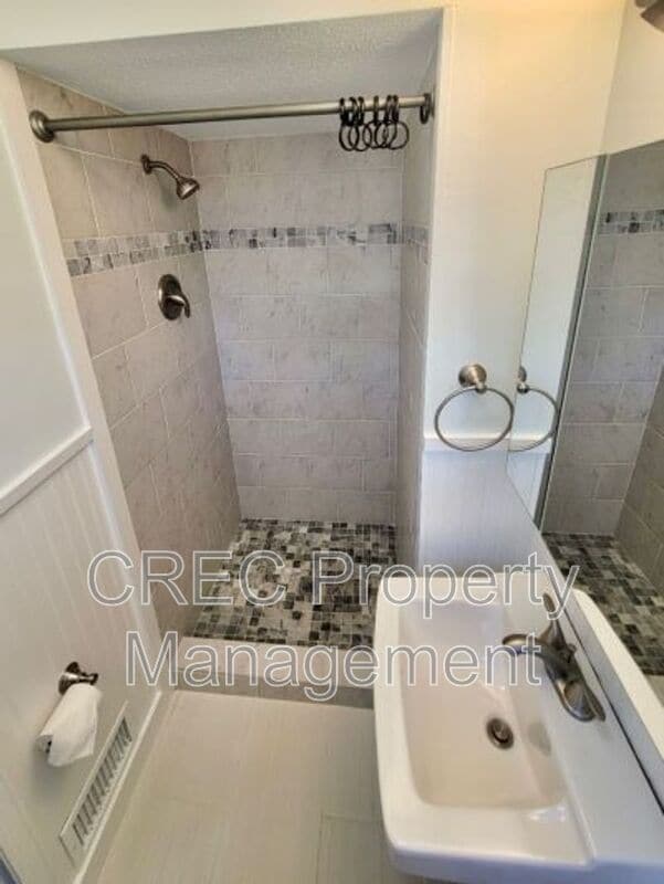 Building Photo - 7744 Allwood Ave