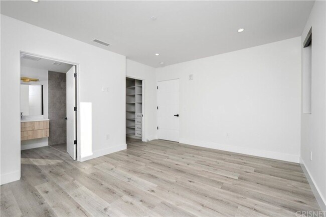 Building Photo - 5923 Laurel Canyon Blvd