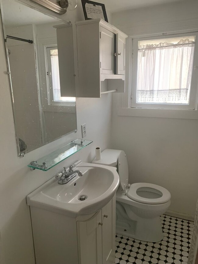 Building Photo - Cozy 2 Bedroom in Ivywild