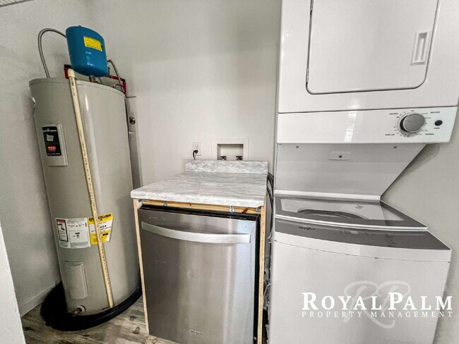 Building Photo - 2 Bed / 1 Bath | Fort Myers | Spring Into This One and Save $500