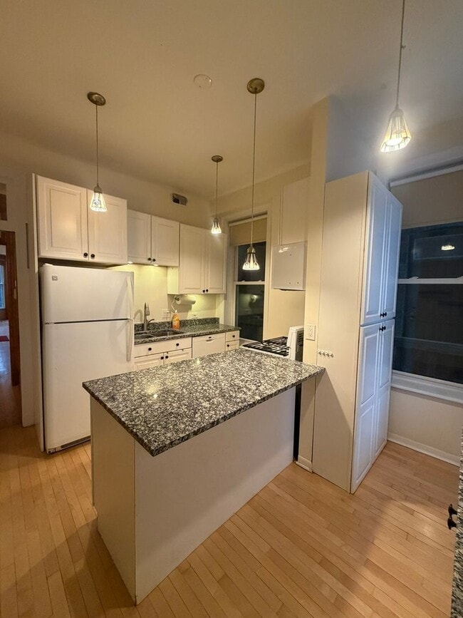 Building Photo - 4108 N Southport Ave