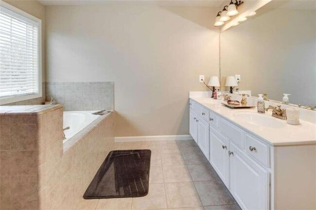 Building Photo - 4217 Brentwood Dr