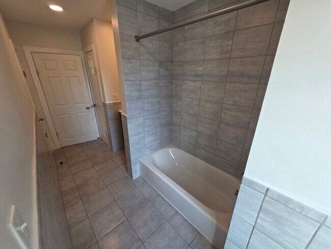 Building Photo - Newly Renovated 1 Bedroom Apartment - Poug...