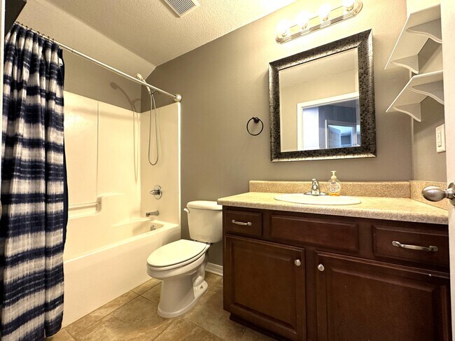 Building Photo - 417 Eisenhower Dr
