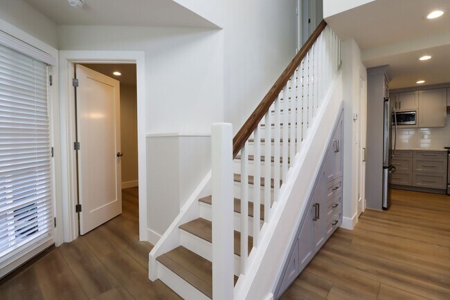 Building Photo - FULLY RENOVATED 3 BEDROOM, 2 BATHROOM TOWN...
