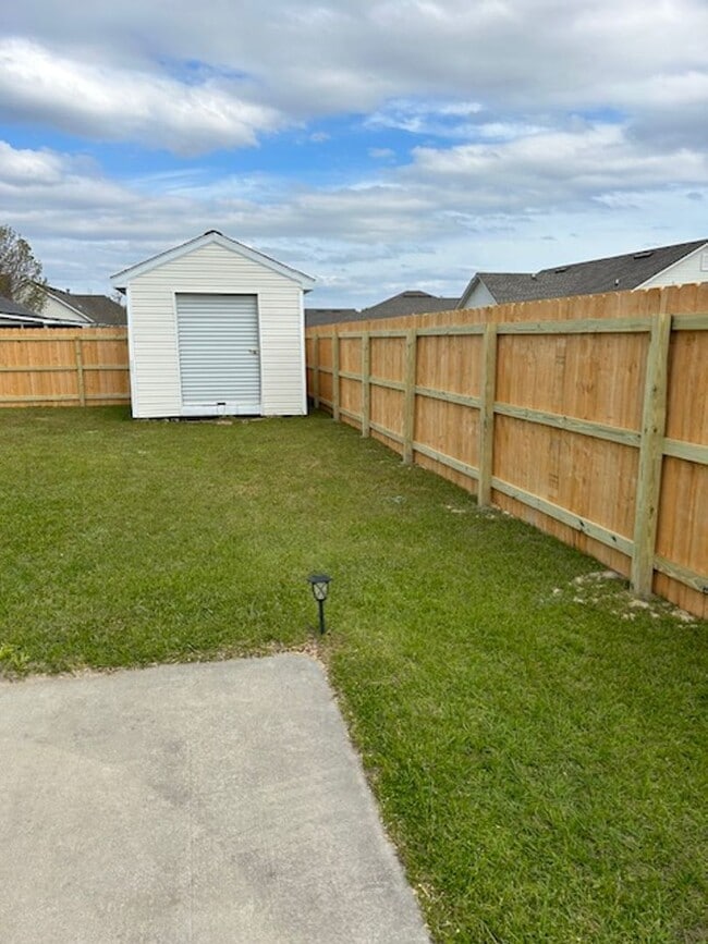 Building Photo - Luxurious 3 Bed/2 Bath Home with Modern Am...