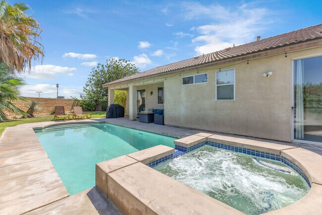 Building Photo - 47383 Bahama Ct