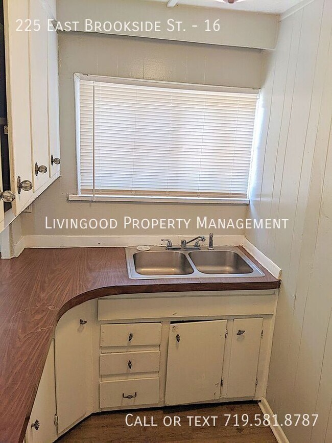 Building Photo - 225 E Brookside St