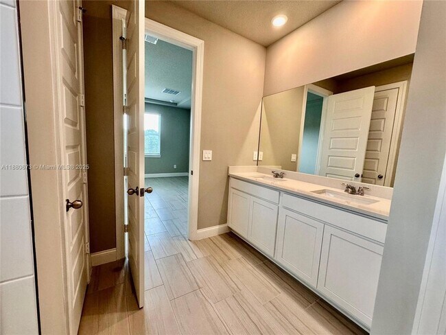 Building Photo - 9035 Dahlia Cir