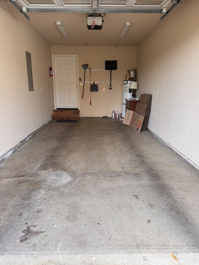 Building Photo - Spacious town home in small community.  Spacious and bright!  Available now!