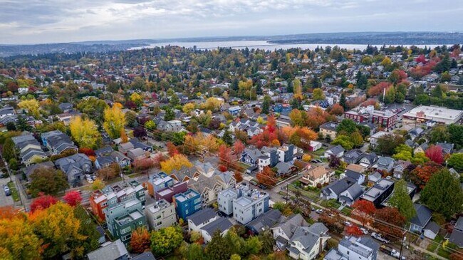 Building Photo - Stunning Ultra-Modern Central District Townhome w/ Air Conditioning