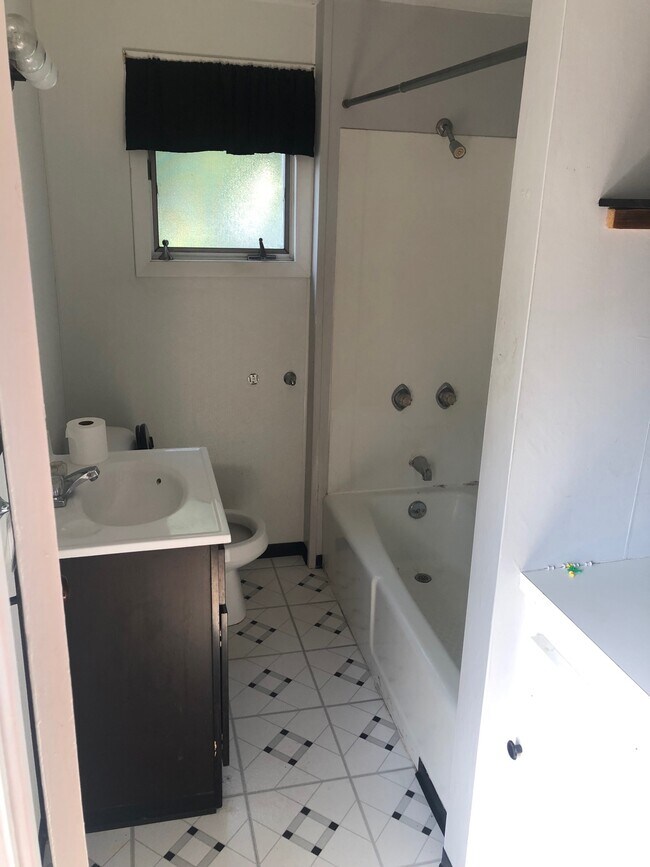 Building Photo - 4 Hopkins Ave