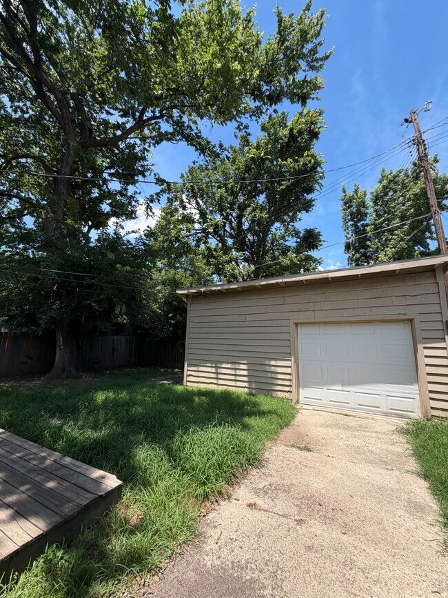 Building Photo - Charming Midtown Memphis Home Near Rhodes College