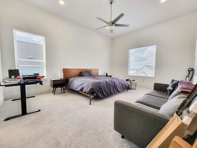 Building Photo - Spacious & Modern 3BR 2.5/BA Home with Lar...