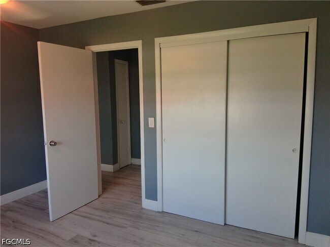 Building Photo - 893 Iris Dr
