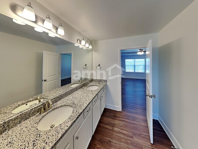 Building Photo - 2573 Highwood Blvd