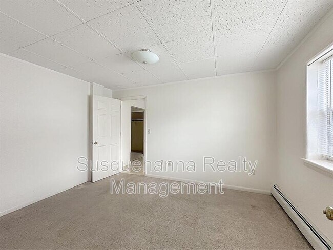 Building Photo - 14 Center Rd