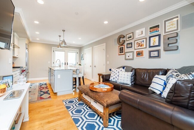 Building Photo - 880 E 2nd St