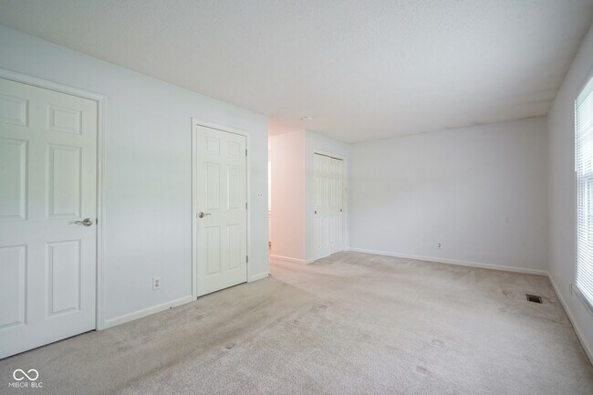 Building Photo - 10924 Lakeshore Dr W