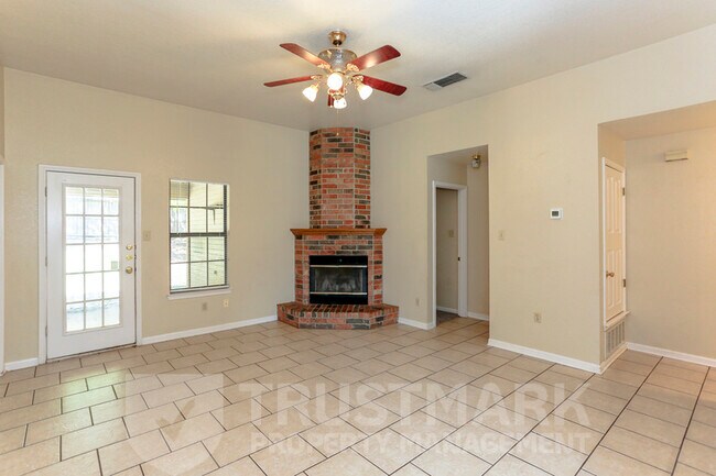 Building Photo - 800 Silver Creek Dr