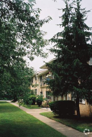 Courtyard - Edwards Gardens Apartments