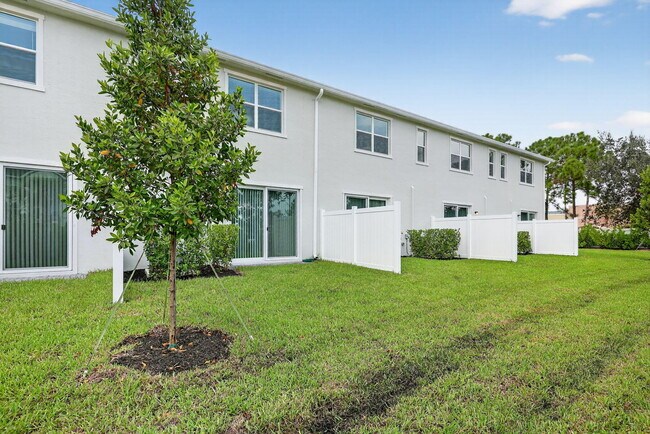 Building Photo - 305 SE Crossoak Ln