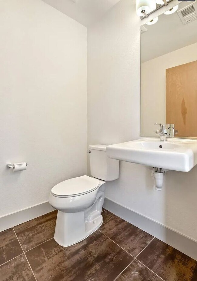 Building Photo - 2 Bedroom Townhome in the Heart of Rino!