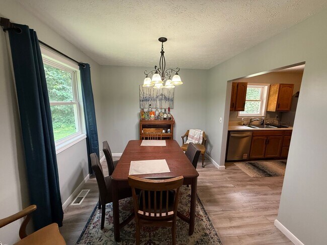 Building Photo - Beautiful 2 Bedroom in Secluded Area