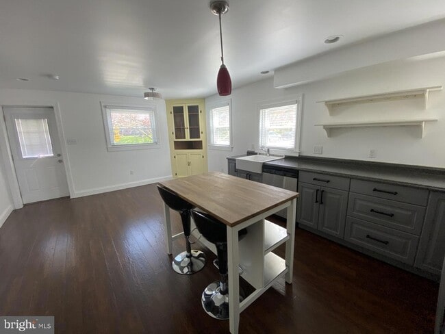 Building Photo - 106 S Walnut St