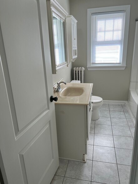 Full Bathroom - 24 Bellevue Place