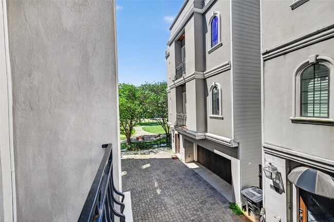 Building Photo - 5305 Lillian St