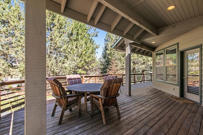 Building Photo - Single Level Gorgeous Awbrey Glen home!