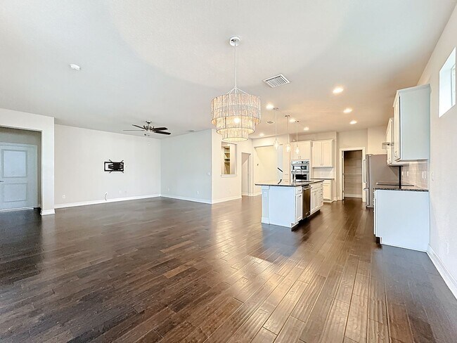 Building Photo - Executive Home with 5 bedrooms / four 1/2 ...