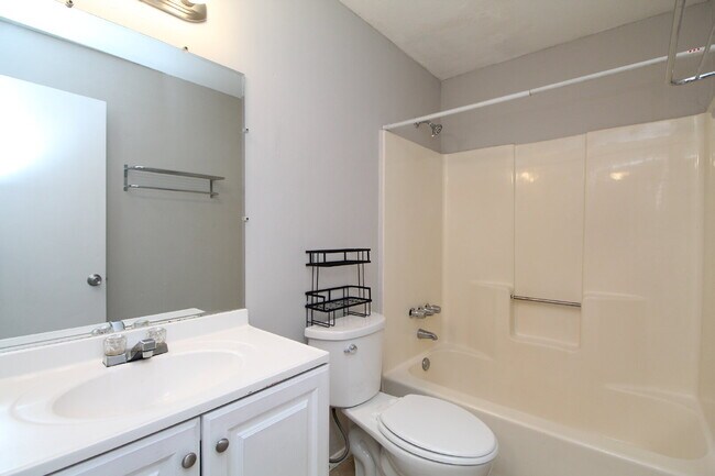 Building Photo - Ground-Floor 2BR Apartment in Prime North ...