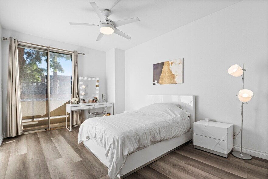 Building Photo - 321 S San Vicente Blvd