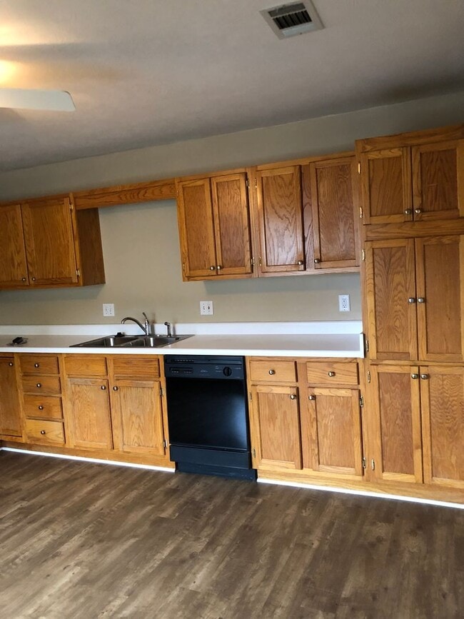 Building Photo - Charming 3-Bedroom Home in Northfield — Ready to Rent!