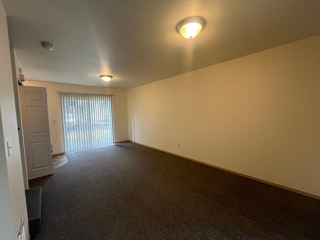 Building Photo - Townhouse Style Two Bedroom Apartment in Bellingham