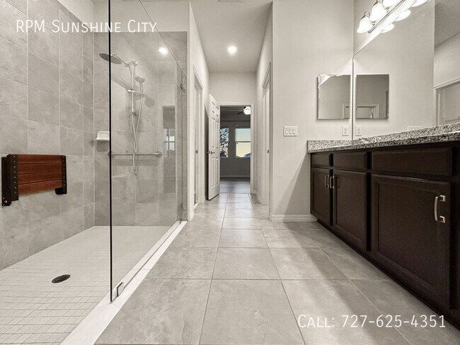 Building Photo - 13413 Palmera Vista Dr