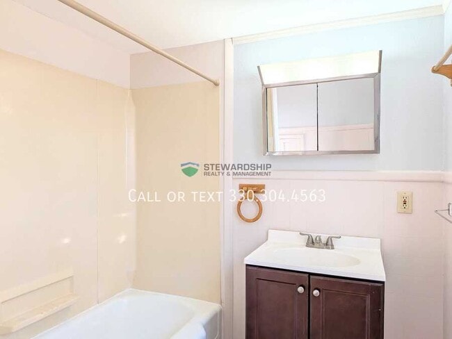 Building Photo - 409 2nd St NE