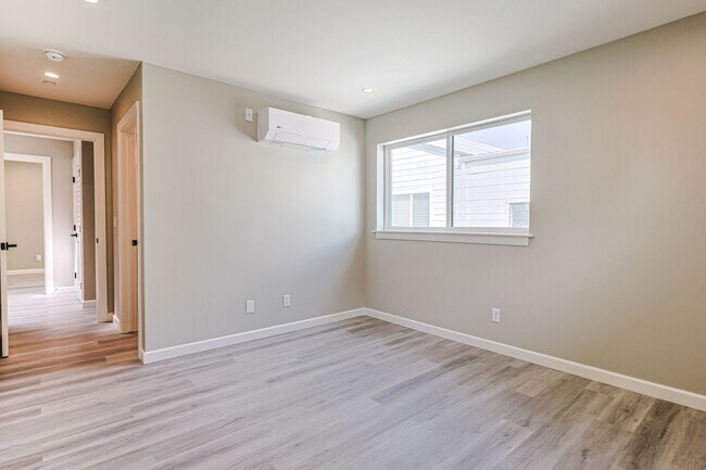 Building Photo - Newly built 4 bed/4 bath townhome in a 6-u...