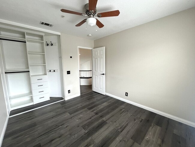 Building Photo - 4 bedroom, 2.5 bathroom home in a gated Riverside community!